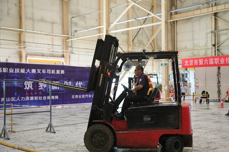 跌沒2700億！千億機(jī)械龍頭，董監(jiān)高“扎堆”減持！