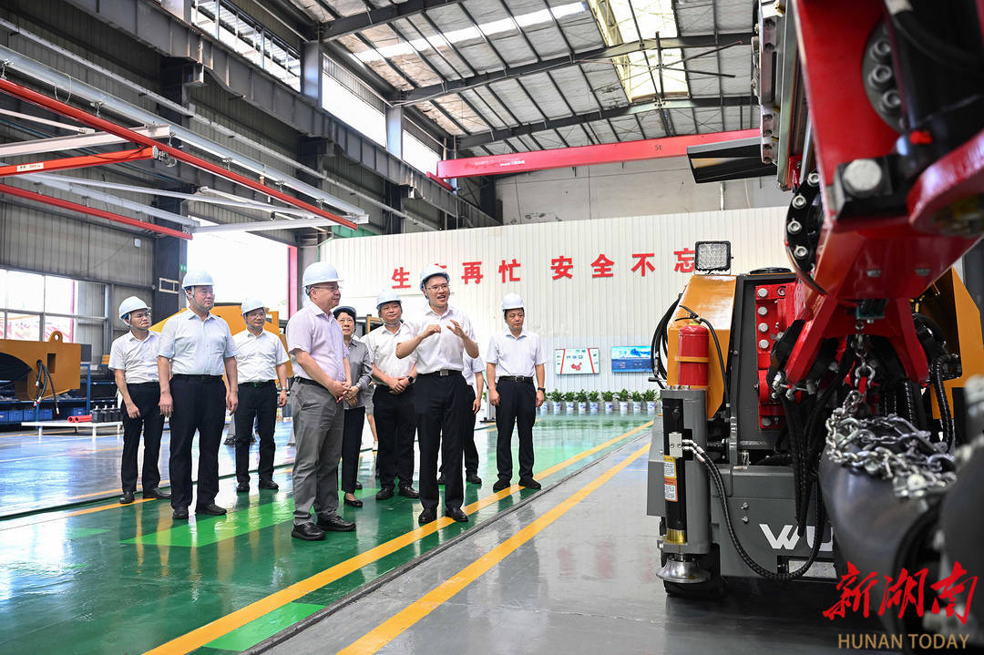 鐳神智能3D SLAM無人叉車獲雙獎(jiǎng)加冕，技術(shù)創(chuàng)新引領(lǐng)行業(yè)新風(fēng)尚